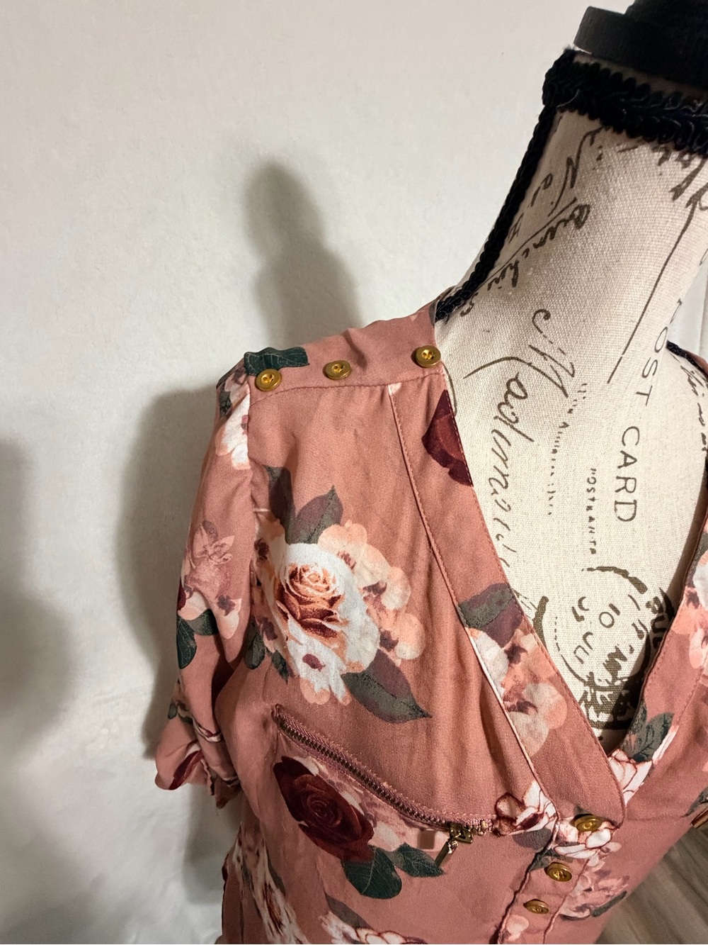 Justify Rose Floral V-Neck Blouse in Dusty Rose - Picture 5 of 12